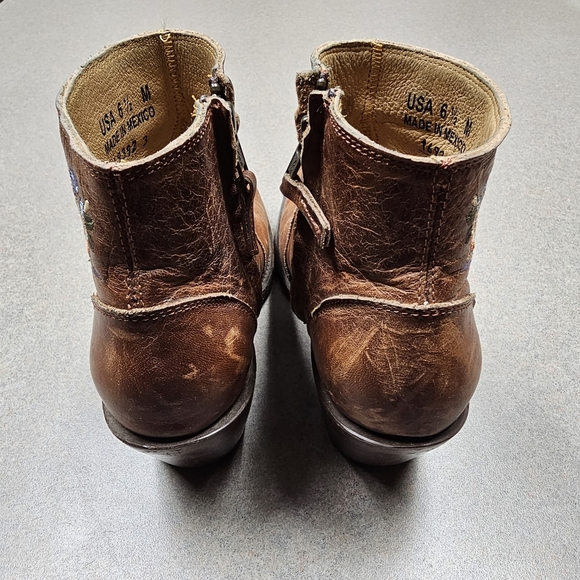 Shyanne Millie Floral Embroidered Booties Round Toe size 6.5 - Picture 4 of 12